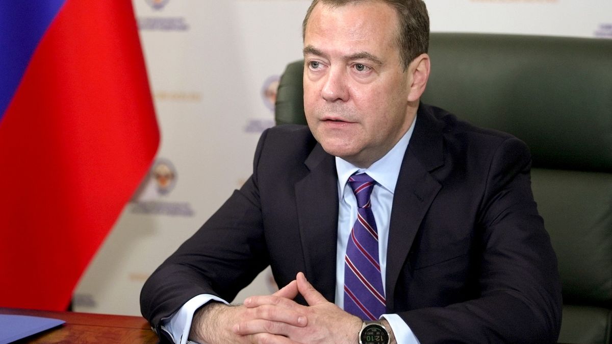 Medveděv hrozí úderem na tři ukrajinské jaderné elektrárny